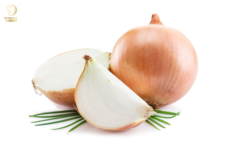 Đắp hành tây lên khu vực bị sưng đau để hỗ trợ chữa viêm tủy