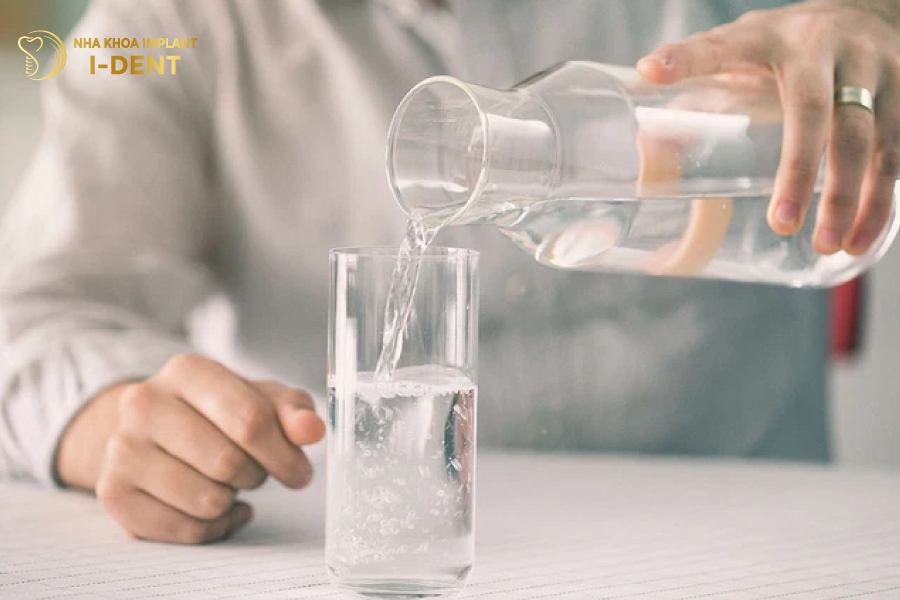 Lưu ý sau khi trồng răng Implant nên uống đủ nước