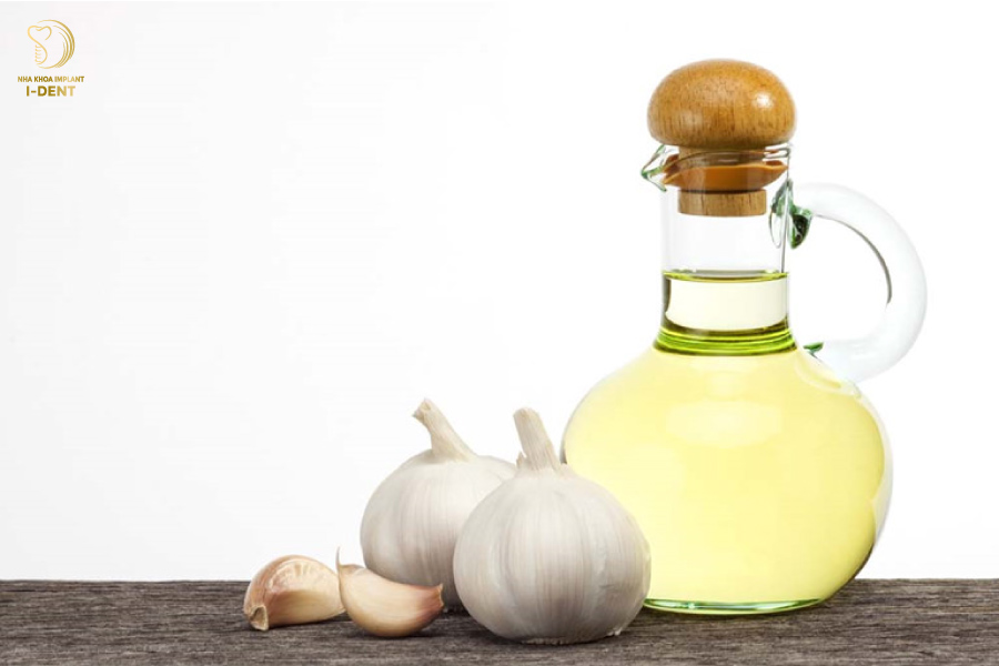Súc miệng bằng nước cốt tỏi để chữa viêm tủy răng
